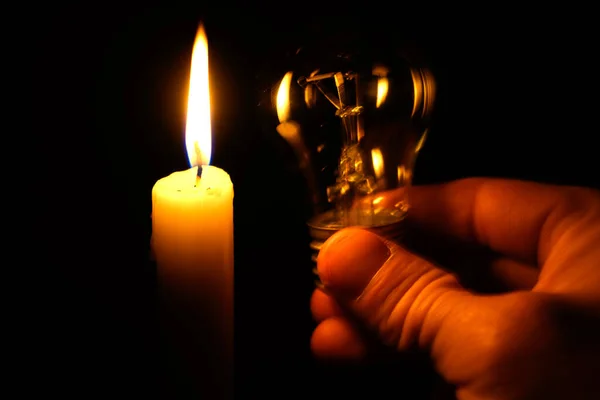 Świeca Lampa Żarowa Nocy Czarnym Tle — Zdjęcie stockowe