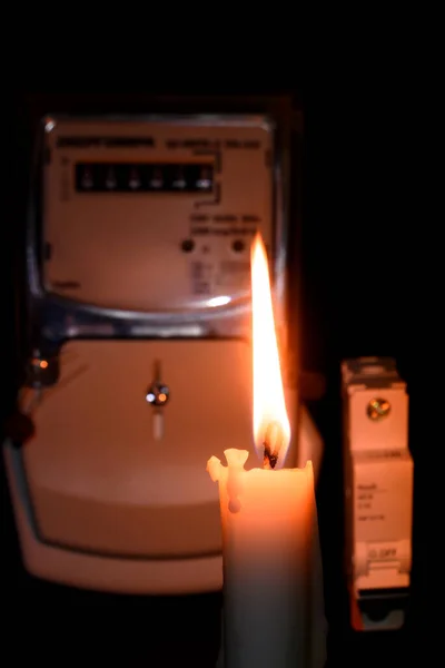 Evdeki Elektrik Kesintisi Sırasında Eldeki Mum Elektrik Sayacının Yanında Parlıyor — Stok fotoğraf