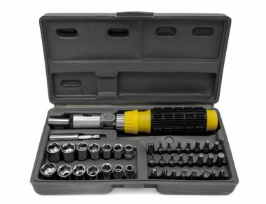 Çıkarılabilir parçaları olan küçük bir tornavida seti ve beyaz bir arka planda ayarlanabilir anahtar ve prizli bir kilit anahtarı. Araba servisi ve inşaat onarım konsepti. yakın plan