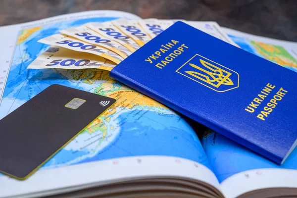道路地図の閉鎖の背景にウクライナのパスポートのお金のクレジットカード — ストック写真