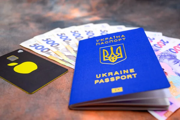 生体認証のウクライナのパスポートクレジットカードとウクライナのお金 — ストック写真