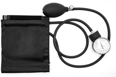 Beyaz arka planda siyah tonometre. Tıbbi ekipman tansiyon monitörü. Sağlık hizmetleri. Kardiyoloji konsepti