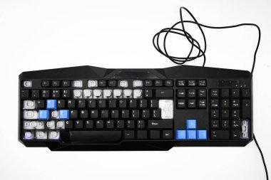 Kırık klavye. Yok edilmiş klavye. Black PC Klavyesi parçalanmış ve ikiye bölünmüş. PC tamirhanesi dus 'un klavyesini temizliyor.