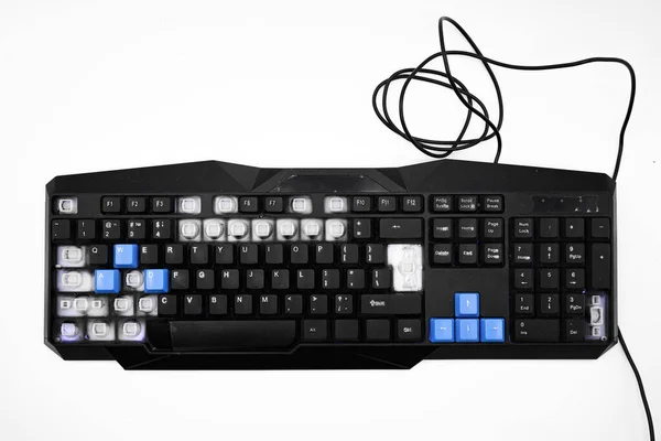 Kırık klavye. Yok edilmiş klavye. Black PC Klavyesi parçalanmış ve ikiye bölünmüş. PC tamirhanesi dus 'un klavyesini temizliyor.
