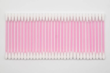 Pamuklu çubuk Tupfer. Ev hijyeni ve kulak temizliği için kullanılan steril pamuklu çubuk. Biyolojik maddelerden örnek almak için. Beyaz bir arkaplanda yakın plan