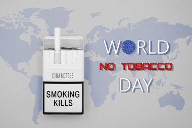 Dünya sigara içilmiyor, gri arka planda açık bir paket sigara üzerinde 