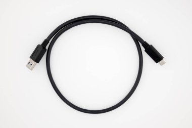 USB A - Mobil şarj ve veri transferi için beyaz zemin üzerindeki USB C adaptör kablosu: Üst görünümü kapat