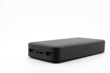 Mobil ve diğer cihazları şarj etmek için ek olarak özerk dış batarya, beyaz arka planda izole siyah güç bankası