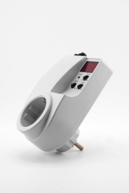 Evrensel voltaj rölesi, gerilim koruyucusu ve ev aletlerini ve elektronik aletleri aşırı yükleme sırasında korumak için 3 'te 3 devre kesici.