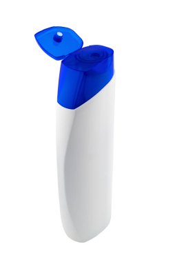 Şampuan ve sabun için mavi başlıklı beyaz, boş plastik şişe beyaz arka planda.