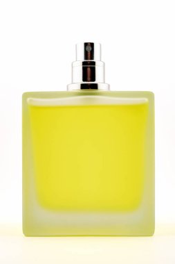 Kozmetik serum tasarımı için sarı renkli buzlu cam şişe beyaz arka planda izole edilmiş.