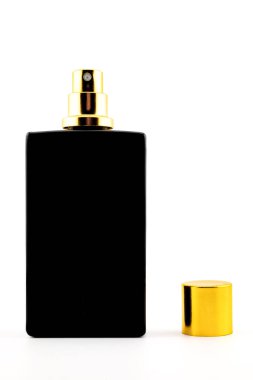 Parfüm için altın kapaklı siyah buzlu cam şişe ve eau de tuvalet tasarımı modeli beyaz arka plan, yan görüş