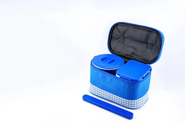 Kamp ve yiyecek depolama seti, mavi termal çanta ve plastik yiyecek kutuları, beyaz arka planda yan görünümü kapatın