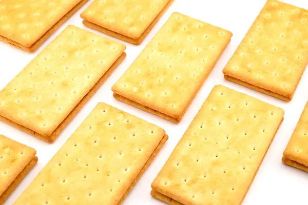 Beyaz arka planda bir sürü lezzetli tuzlu kraker.