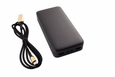 8 pin kablosu ve beyaz arka planda izole edilmiş iki USB çıkışı olan taşınabilir batarya. Mobil aygıtları yüklemek için Powerbank.