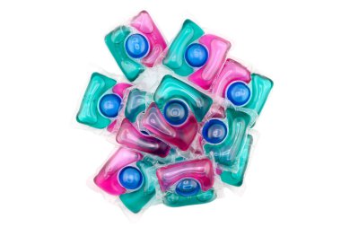 Jel kapsülünde sıvı toz, beyaz arka planda izole edilmiş suda çözünen kapsülde konsantre çamaşır deterjanı.