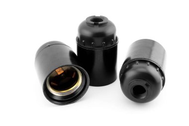 Beyaz arka planda siyah lamba soketi standart E27, yakın plan beyaz arka plan