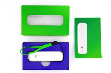 beyaz 3g 4g 5g kablosuz usb modem ve usb sürücüsü yeşil ip, ambalaj kutusu ve talimatlar beyaz üzerine izole edilmiş olarak kapat