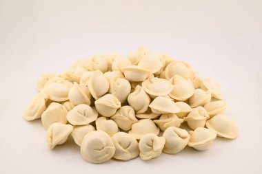 Donmuş hamur köftesi yığını, beyaz arkaplanda yan görünüm