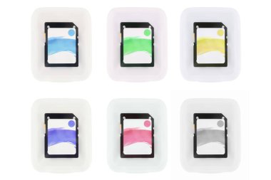 Plastik bir kutuda çok renkli dijital hafıza kartı seti, beyaz arka planda izole edilmiş, yakın plan, üst görünüm