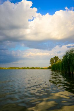 Mavi göl ya da deniz önce güçlü bir fırtına ufukta kara bulutlar asılı, gün batımından önce, dekorasyon ve tasarım için duvar kağıdı