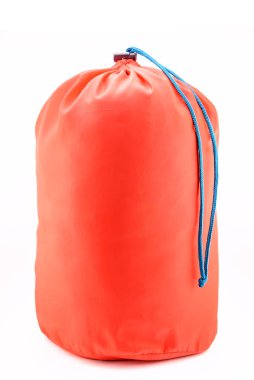 Uyku tulumu gibi şeyler için kırmızı turist çantası, beyaz arka planda izole edilmiş yürüyüş çantası, yakın plan.