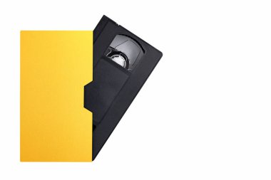 Retro VHS video kaseti altın kutuda, üst görünümde, yakın plan, beyaz üzerine izole edilmiş.