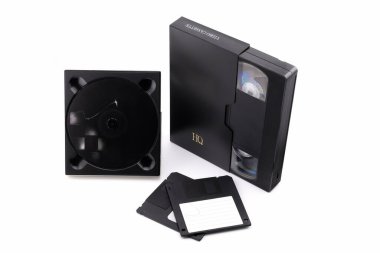 VHS video kaset, disket, CD DVD disk, siyah ve beyaz stili, beyaz, yakın çekim, kenar görünüm