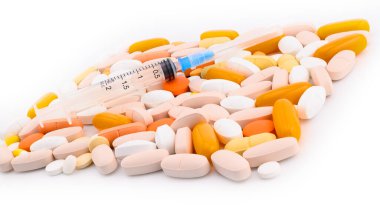 renkli tabletler, kapsüller ve tek kullanımlık şırınga, tıbbi duvar kağıdı ve arkaplan, yakın çekim yan görünüm