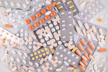 arka plan ve duvar kağıtları renkli tabletler ve kapsüller içeren kabarık kapsüller, yakın plan, üst görünüm, beyaz arkaplan