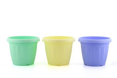 boş çok renkli plastik kaplar fidanlar, kapalı bitkiler ve çiçekler için, soyut desenli, yakın plan, beyaz arka plan, kenar görüş