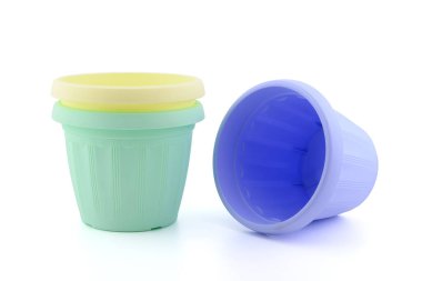 boş çok renkli plastik kaplar fidanlar, kapalı bitkiler ve çiçekler için, soyut desenli, yakın plan, beyaz arka plan, kenar görüş