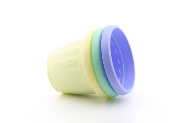 boş çok renkli plastik kaplar fidanlar, kapalı bitkiler ve çiçekler için, soyut desenli, yakın plan, beyaz arka plan, kenar görüş