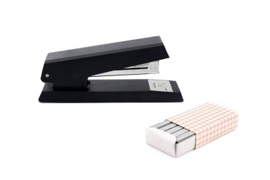 Zımba, siyah, plastik ve metalden yapılmış, ve çelik zımbalardan, ve zımbalar için karton ambalaj, yakın plan, beyaz arka plan, yan görüş.