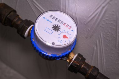 Tek jet vane soğuk su sayacı, ev suyu tedarik sistemine inşa edilmiş, soğuk su hacmini ölçüyor ve kaydediyor, kamu hizmetleri, daireler ve evler için su sağlıyor.