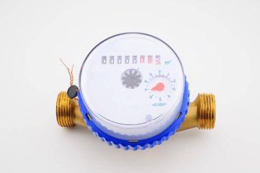 Tek jet vane soğuk su sayacı, tespitten sonra fabrika mühürleri, ev suyu tedarik sistemine yerleştirme, ölçüm ve kayıt için soğuk su hacmi, beyaz arka planda izole