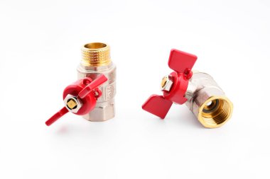 iki bronz ya da pirinç kapakçık ya da kırmızı el veya kanatlı su muslukları, ev tesisat konsepti, beyaz üzerine izole edilmiş.