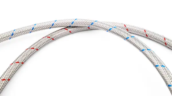 Metal örgü içinde soğuk ve sıcak su sağlamak için iki esnek hortum, beyaz arka planda izole edilmiş yakın plan yan görüş.