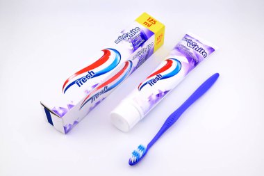 Diş macunu, diş fırçası ve karton ambalaj beyaz üzerine yakın çekim