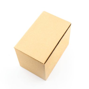 Basit kahverengi karton kutu, çeşitli öğeleri paketlemek ve taşımak için idealdir, lojistikte çok yönlülük ve pratik gösterir, paketler için kraft karton paketleme kutusu