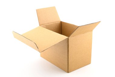 Lojistikte çok yönlülük ve pratik göstergesi olarak çeşitli öğeleri paketlemek ve taşımak için ideal basit kahverengi karton kutu. Kraft karton paketleme kutusu beyaz arkaplanda izole