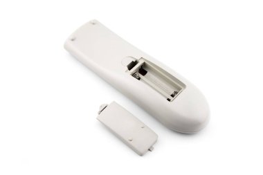 Uzaktan kumanda, batarya bölümünden görüntü, arka kapağı kaldırılmış ve yakınlarda yatıyor, ev eğlence sistemlerini ve TV 'yi kontrol etmek için tasarlanmış, beyaz arka planda yakın plan.