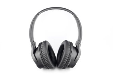 müzik ve çevrimiçi iletişim ve çağrılar için kablosuz siyah büyük dijital stereo kulaklıklar, müzik alanında modern teknolojiler, beyaz arka planda izole edilmiş, yakın plan