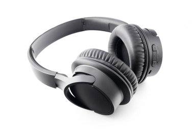 müzik ve çevrimiçi iletişim ve çağrılar için kablosuz siyah büyük dijital stereo kulaklıklar, müzik alanında modern teknolojiler, beyaz arka planda izole edilmiş, yakın plan