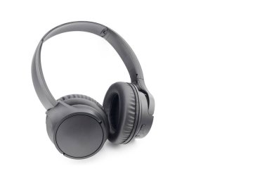 müzik ve çevrimiçi iletişim ve çağrılar için kablosuz siyah büyük dijital stereo kulaklıklar, müzik alanında modern teknolojiler, beyaz arka planda izole edilmiş, boş alan