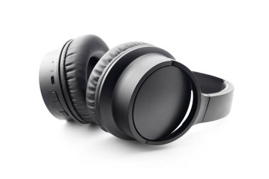 müzik ve çevrimiçi iletişim ve çağrılar için kablosuz siyah büyük dijital stereo kulaklıklar, müzik alanında modern teknolojiler, beyaz arka planda izole edilmiş, yakın plan