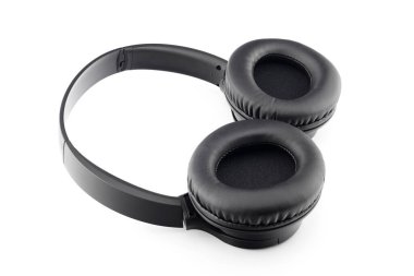 müzik ve çevrimiçi iletişim ve çağrılar için kablosuz siyah büyük dijital stereo kulaklıklar, müzik alanında modern teknolojiler, beyaz arka planda izole edilmiş, yakın plan