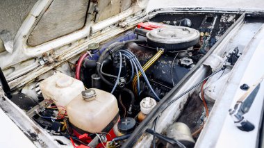 Fren yağı ve ön cam temizleme sıvısı için genişleme tankları olan, 1960 'lardan kalma bir Avrupa retro otomobilinin kompartımanı.