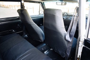 Klasik retro araba iç görünümü ve arka yolcu koltukları bir otoparka park edilmiş, yakın plan, 60 'lardan klasik İtalyan sedan, zamansız klasik, eski araba konsepti