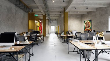 İşbirlikçi endüstriyel ofis alanı, birden fazla iş istasyonu, dinamik ve üretken atmosfer. 3B görüntüleme.